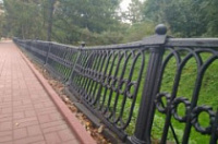 Вандалы разрушают чугунные ограждения на набережной