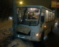 Маршрутка въехала в столб